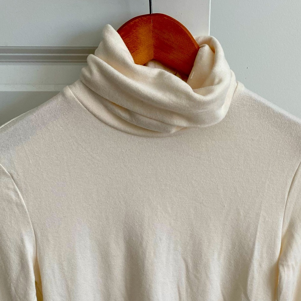 Banana Republic factory XS turtleneck. Color Cream.